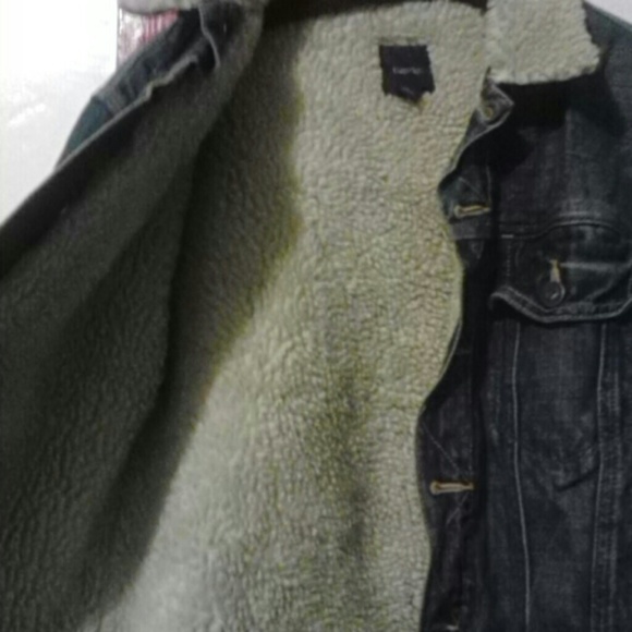 Gap Jean jacket w/ sheep skin lining - Picture 3 of 4