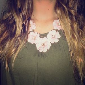 Loft flower necklace