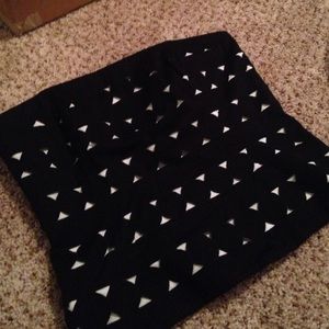 Black and white zip up strapless top.