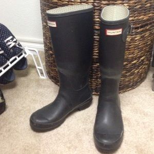 Black original Hunter rain boots.
