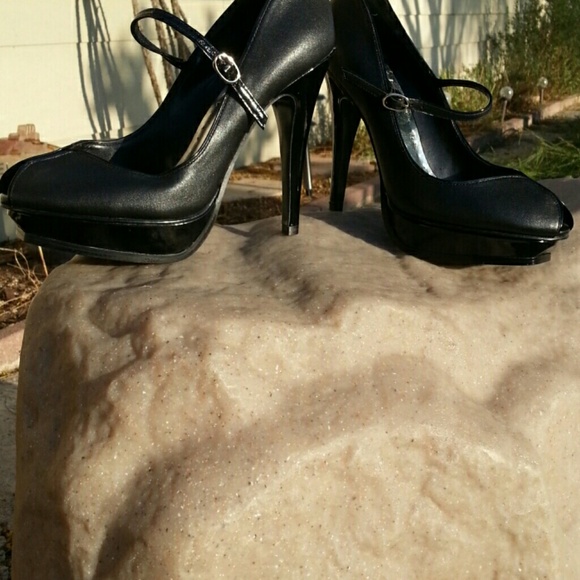 BCBG Paris Black Peep Toe MaryJane Heels Size 6