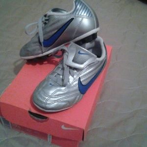 Nike soccer shoes (kids)
