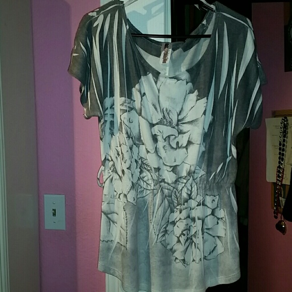 Grey and white floral pattern top