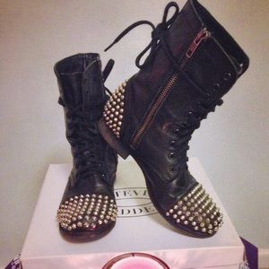 Steve Madden Tarnney Boots in Grey Leather