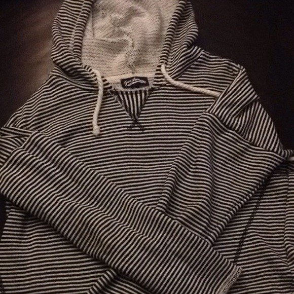 A black and white crop top with a hood - Picture 2 of 3