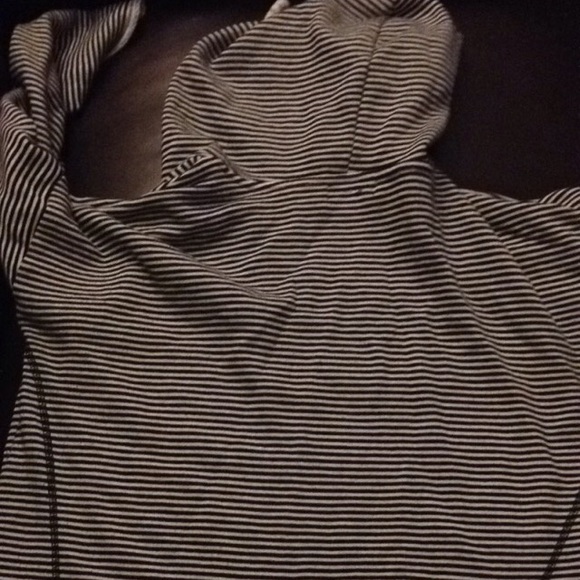 A black and white crop top with a hood - Picture 3 of 3