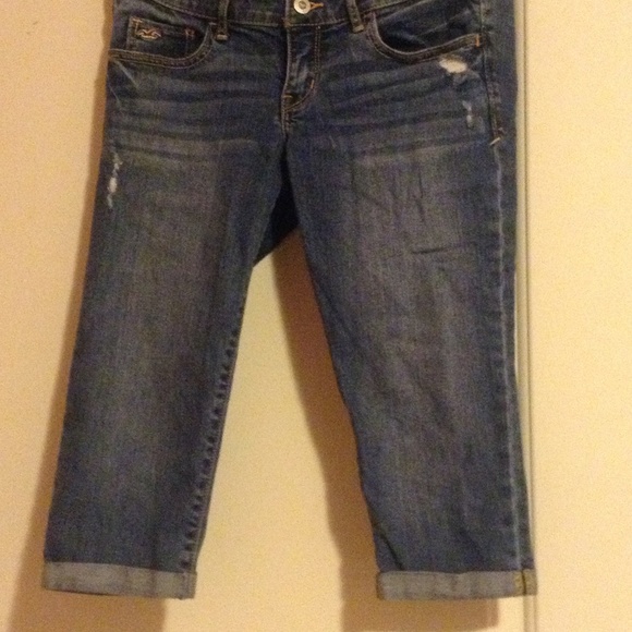 Hollister medium wash capris