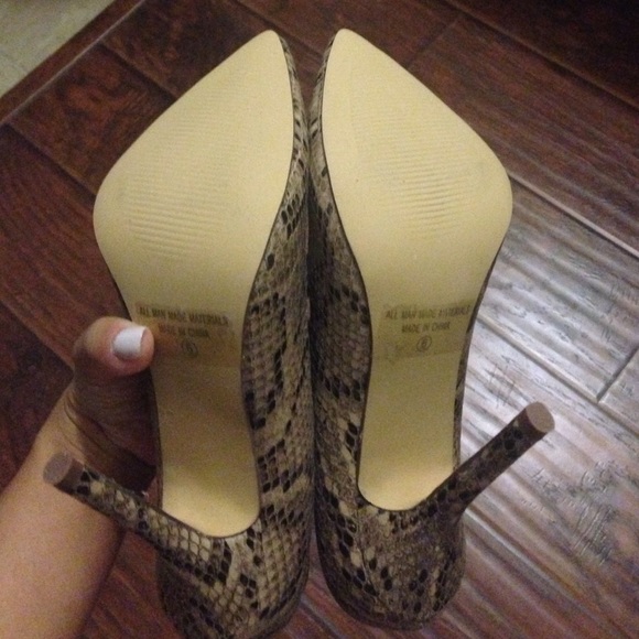 Tan Python printed heels - Picture 3 of 3