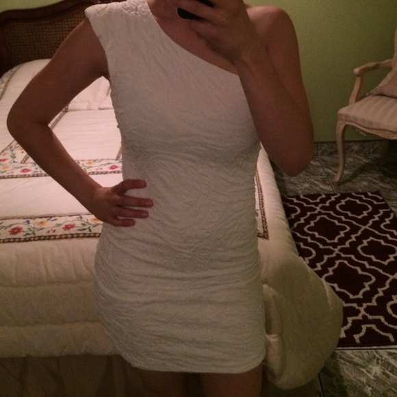 Forever 21 Dresses & Skirts - Beautiful short white dress with flowery texture.