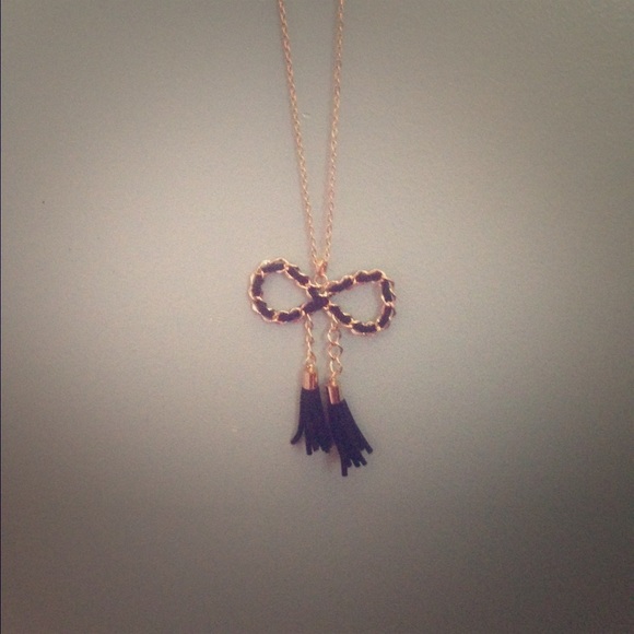 Bow necklace with tassels