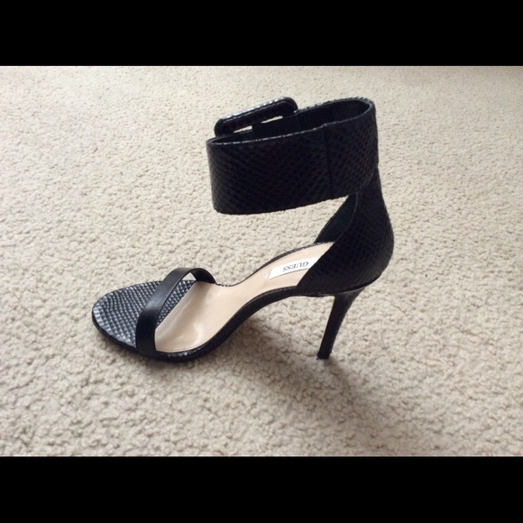 Brand new Guess heels