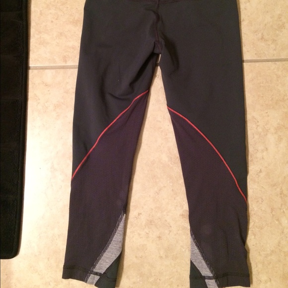 ⚡️SOLD⚡️Lululemon crops - Picture 3 of 4
