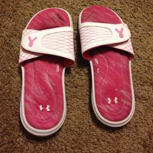 Under Armour slides breast cancer awareness 💕