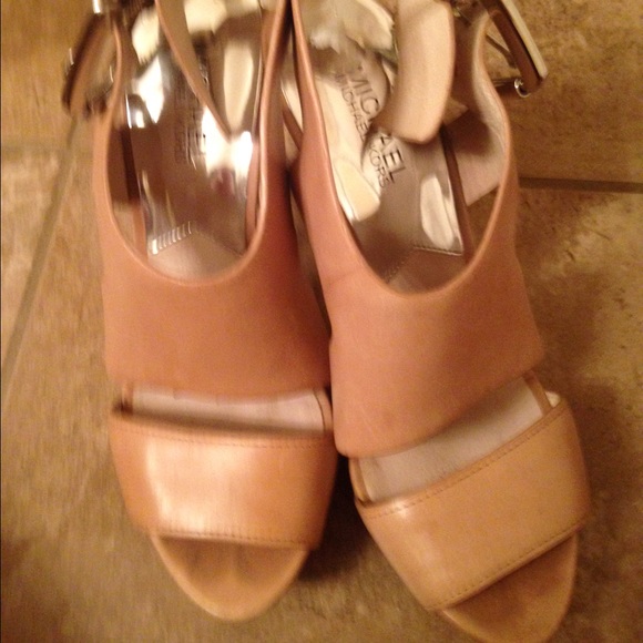 Michael Kors nude wood pump sz 7