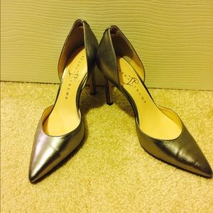 Ivanka Trump metallic silver pointed pumps size 6