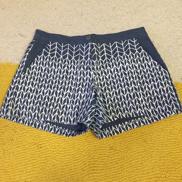 Geometric stretch shorts