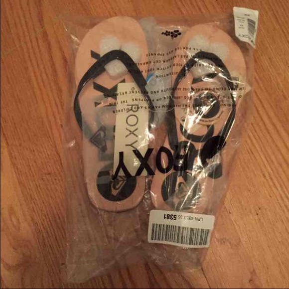 Roxy NWT black flip flops