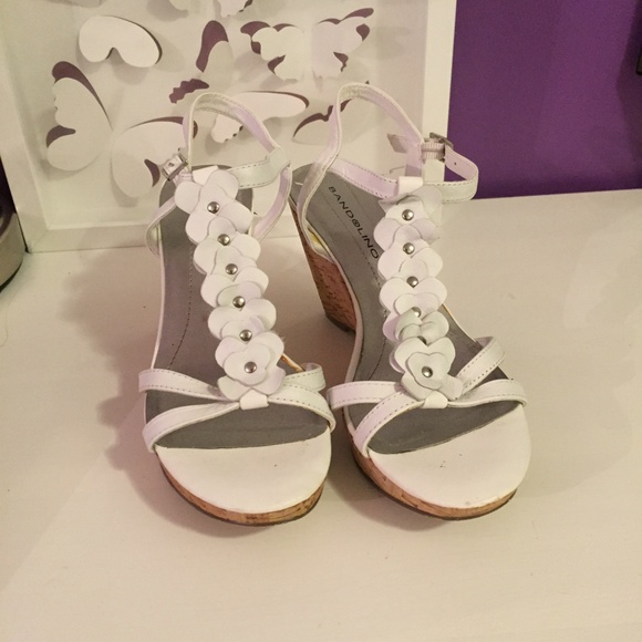 Bandolino White Flower Wedges