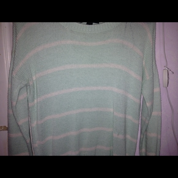 A long sleve blueish and white stripped
