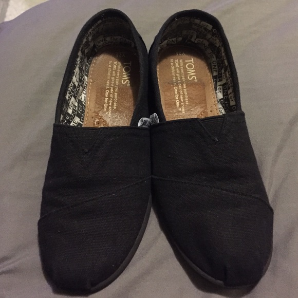 Black TOMS