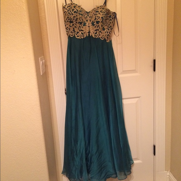 Gorgeous turquoise prom/ball dress