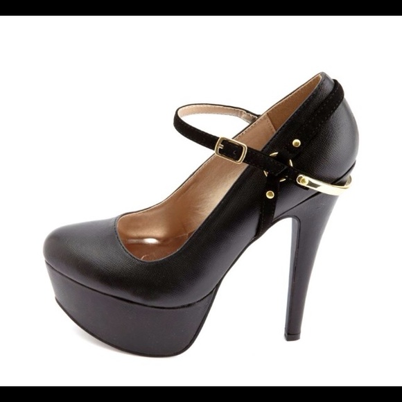 Gold-pleated pumps