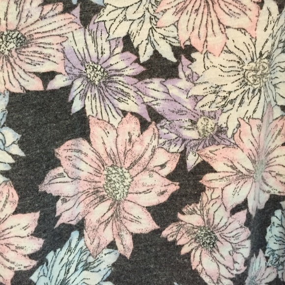 Flower print v neck! - Picture 3 of 4