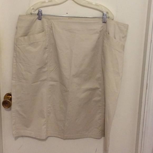 Kneelength khaki skirt