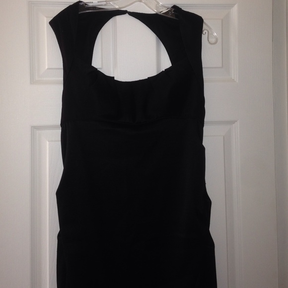 Black gown - Picture 1 of 4