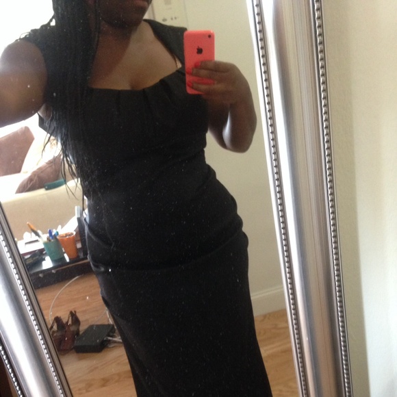 Black gown - Picture 4 of 4