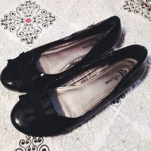 fergalicious size 11 ruffled black flats