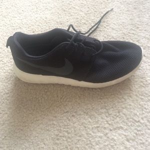black nike roshe