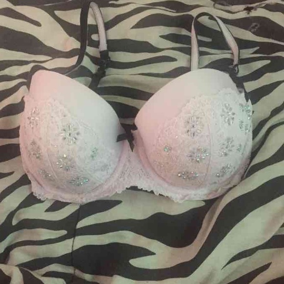 brand new 32ddd bra (fits 34 dd)
