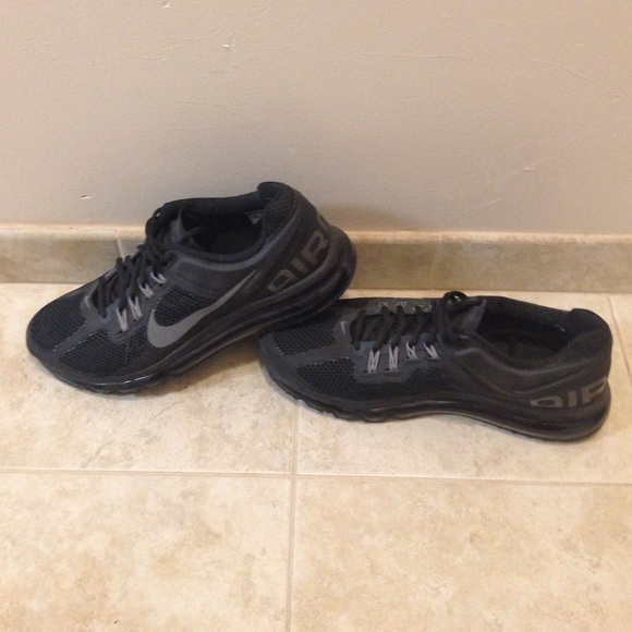 All black Nike Air Max 2013