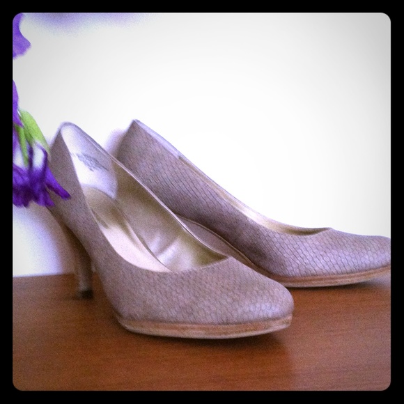 AK Anne Klein Tan Heels