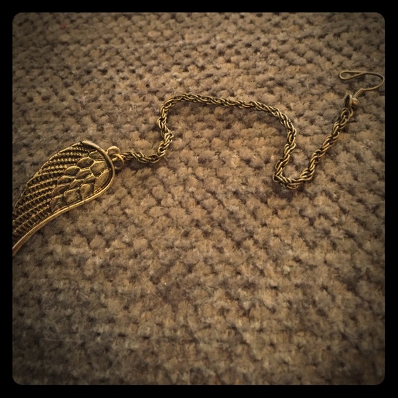 Golden wing earring with chain and clamp