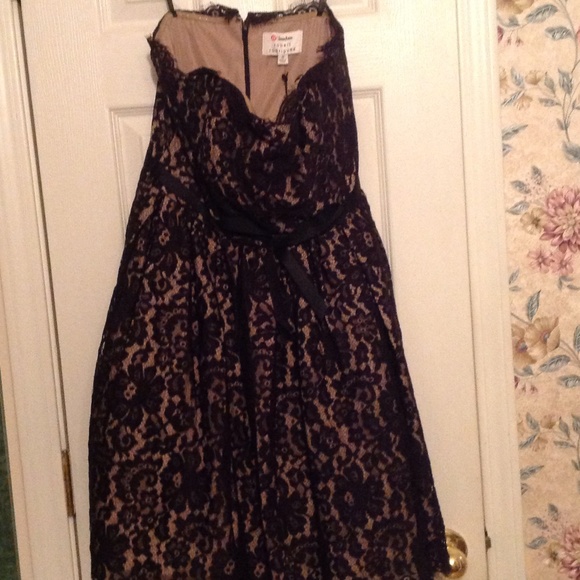 ??Black Lace and nude knee length dresses??????