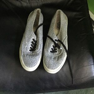 barely used black and white vans