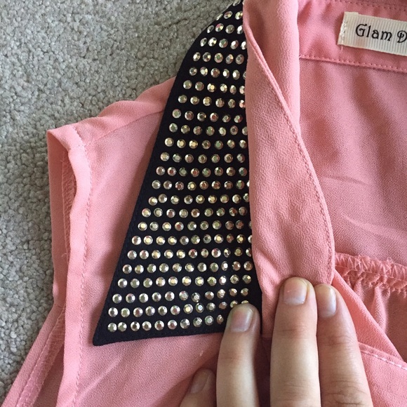 Sleeveless peach blouse - Picture 2 of 2