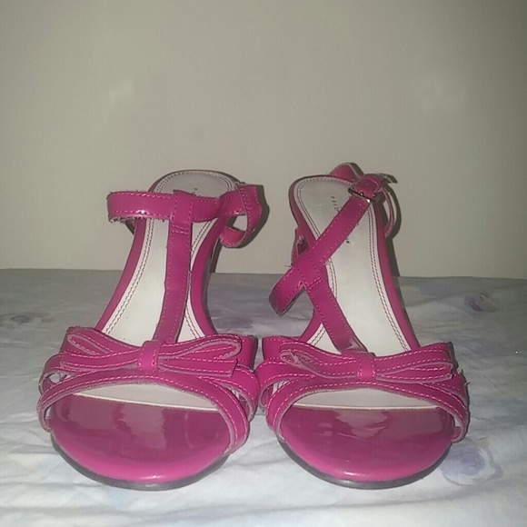 Fuchsia colored wedges