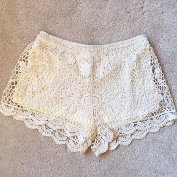 ⛔️Sold in Bundle⛔️Flirty Crochet Cream Shorts - Picture 4 of 4