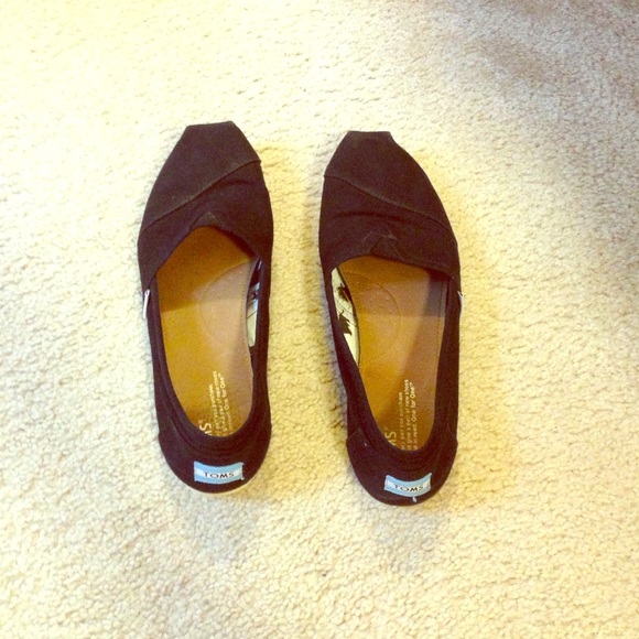 Black TOMS