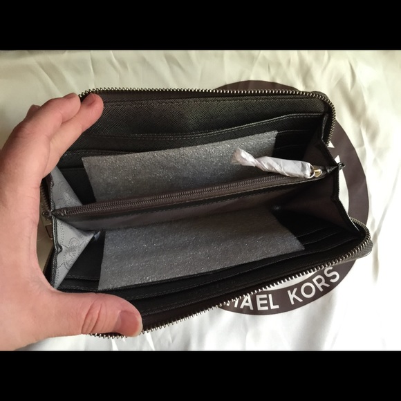 NEW michael kors monogram nickel set - Picture 4 of 4