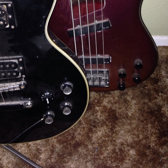 Two electric guitars with an amp. - Picture 3 of 4