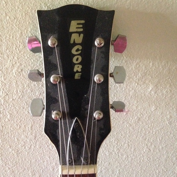 Two electric guitars with an amp. - Picture 4 of 4