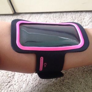Tech Essentials arm band NOT NIKE