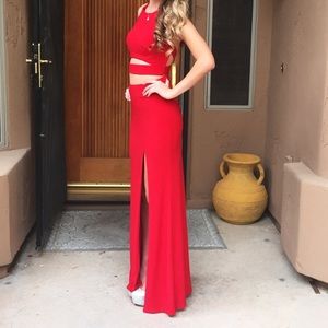 Worn once evening/ prom dress!! Tailored to size 0