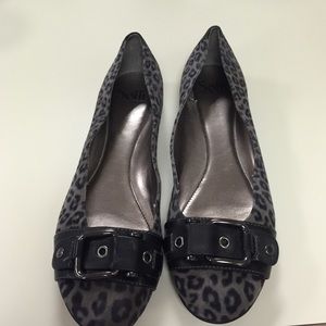 Grey leopard print flats