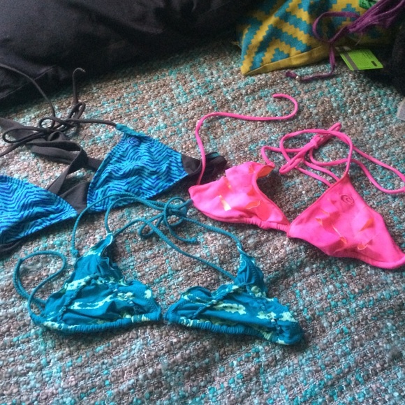 Bikini tops (3)