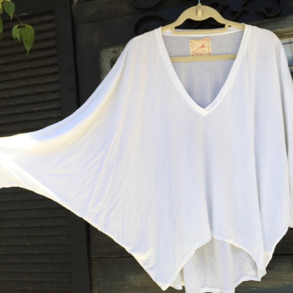 HOLD 🍒Batwing flowing white top - Picture 2 of 4